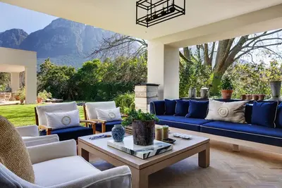 Image de Stunning Bishopscourt home with mountain views
