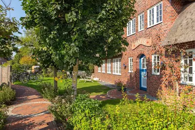 Image de Beautiful holiday apartment located in a typical frisian thatched roof house.