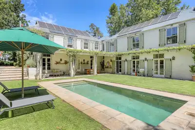 Image de Large 6 bedroom home on Constantia wine-farm