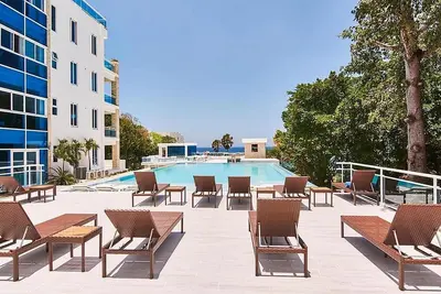 Image de Beachfront 3bd penthouse, great sea views, private jacuzzi on rooftop!