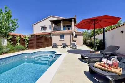 Image de Spacious apartment with private  pool