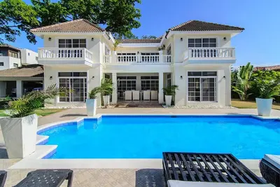 Luxury villa on a sandy beach, private pool, guest-friendly!
