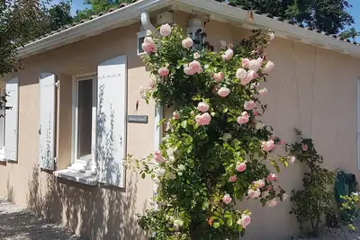Image de Maison individuelle avec piscine dans une résidence privée.