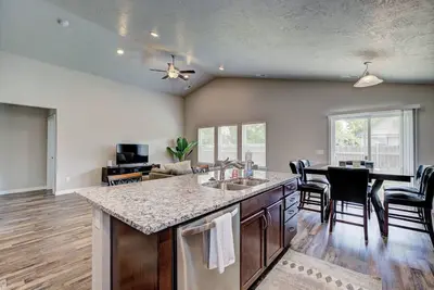 Image de Close to Idaho Center~ King bed~5 TVs~Room for all