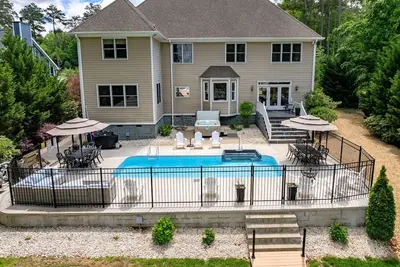 Image de 🌅 Lakefront Luxury | Flat Lot, Heated Pool, Hot Tub & Game Room Fun 🎮 Dock!