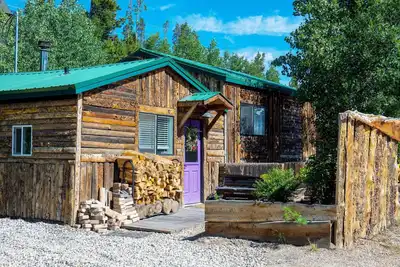 Image de Family Vacation in Violet Sky Pilot Cabin at Wild Acre Cabins