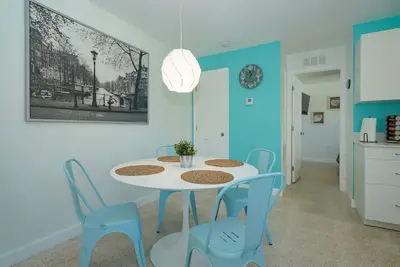 Clean & Modern, Close to Beach, Restaurants, Downtown Srq!