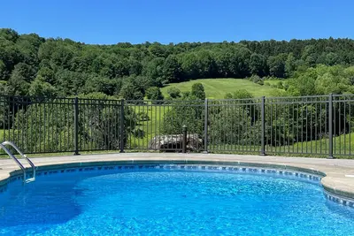 Image de Coop Diamonds - Honey Joe Acres, sleeps 4, Private heated pool