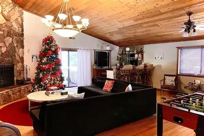 Image de The Bear Slumbers in Big Bear, spa, WiFi, foosball, pool/ping-pong