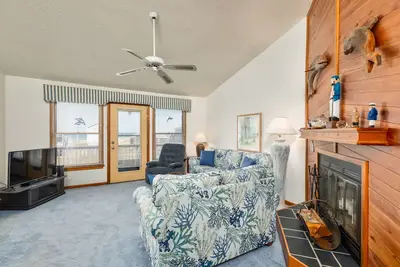 Image de Sea Dunes condo with community pool and tennis, beach access, porch swing, baby gate, and WiFi