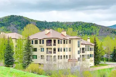 Image de Ac! + Heated Pool-Hot Tub-Gym-Garage-Elevator-Grill-W/D-2 EnSuites-Deck-Walk to Mtn/Town Bus Stop