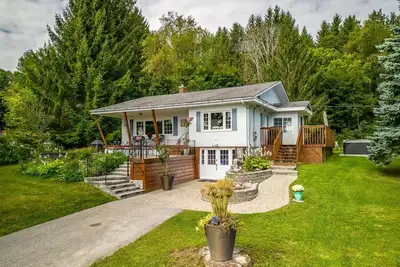 Image de Marina House with Hot Tub & Sauna