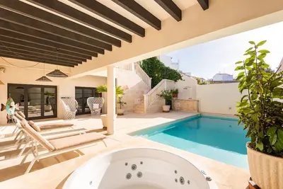 Image de Splendid former chapel with pool and hot tub