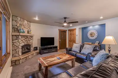 Image de Relaxed Comfort in a Prime Location – The Pines at Ore House!