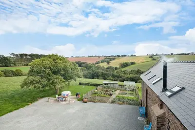 Image de New Barn Conversion. Idyllic and unspoiled views complete with Hot Tub & Fire