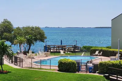 Image de Welcome to the island lifestyle! Gorgeous 2 Br, 1st floor, waterfront condo
