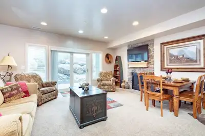 Image de Lakeside Escape 2 Br | Pool |Hot Tub |Gym |Game Rm