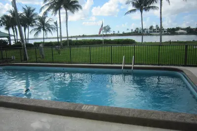 Image de Waterfront, Ground-Floor private residence with Ocean & Inlet views