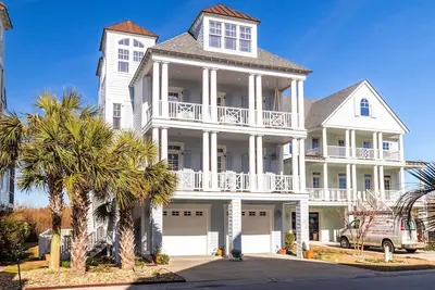 Image de On the Sound 6br 4. 5ba home! Great for large families, 2 living spaces. Hot tub!