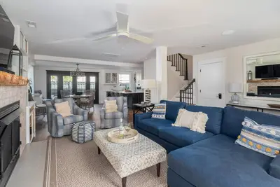 Image de Elegant End-unit Townhouse in Historic Charleston