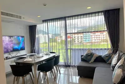 Image de Kris - Condo moderne et spacieux de 2 chambres avec piscine