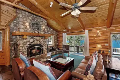 Image de Cali Bear Lakefront  by Destination Big Bear : Log Cabin Lakefront in Boulder Bay! Panoramic Lake Views!