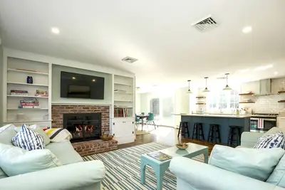 Image de Newly updated home sleeps 7, Ac, free Wifi, half mile to town