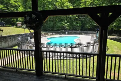 Image de Whispering Pines - Enclosed Hot Tub/Gas Fireplace/Secluded/Sleeps 5