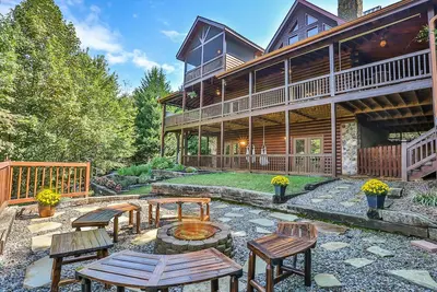 Image de Chateau Relaxeau Breathtaking Spacious Mountain Home on Paved Road