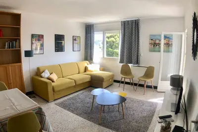 Sunny 1-bdr, 2 to 4 beds. , secured parking space outside.