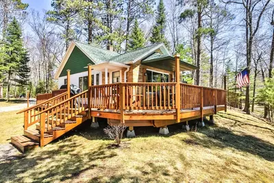 Image de Traditional Northwoods Cabin on Little Saint Germain Lake.