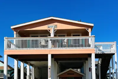 Image de Home with beach view from front porch, only two minute walk to beach. Very Nice!