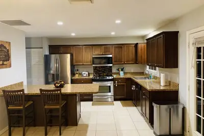 Image de Beautiful specious home conveniently located 10 minutes from Englewood beach