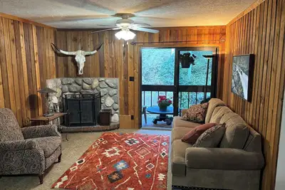 Image de Golden Nugget - cozy 2 bedroom condo wood fireplace -free wifi - fully equipped