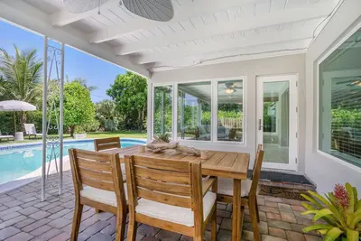 Image de Boutique Home with Pool