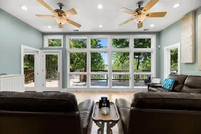 Image de Douglas Lakefront home - dock, decks, firepit perfect for multi-family getaway!