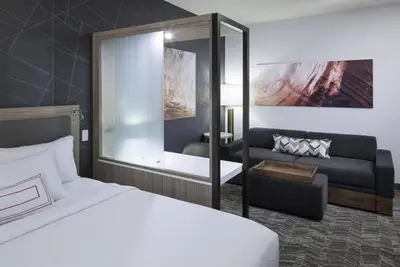 Image de Beach Getaway! Four Stylish Units, Pool, Near Sunsets at Pier 60, Bar