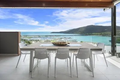 Image de Breathtaking views and stunning amenities in the heart of Airlie Beach