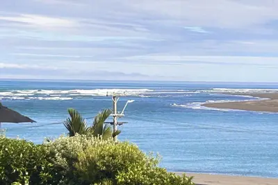 Image de Raglan Beach House, Stunning Ocean and Harbour views out at Ocean Beach
