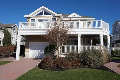 Image de This south end beach block home just second back from the beach has plenty of room for the family to spread out