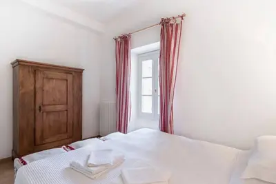 Appartement 'Tenuta Naiano Raffaello' avec jardin partagé, Wi-Fi et climatisation.