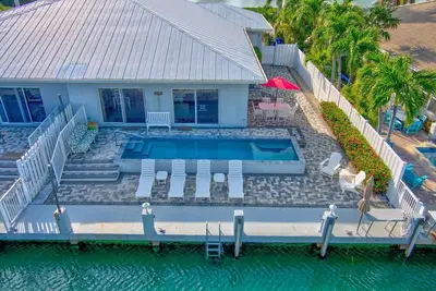 Image de P23 -  New 3 bedroom 2 bath duplex with private pool and deep water dockage.