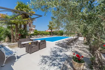 Image de Vacation apartment with pool (60m2), 4 persons, garden, air-conditioned, barbecue