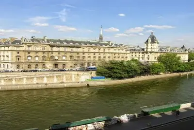 Image de A Shimmering St Germain Jewel On The Banks Of Seine-Quai Des Grands Augustins