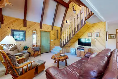 Image de Cabin retreat with wrap-around porch, work spaces,