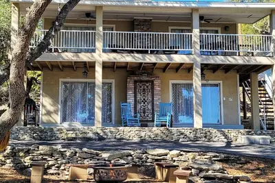 Image de Pebble Beach Lakehouse Oasis with Medina Lake Views!