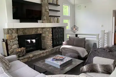 Image de Newly remodeled Modern Mountain Retreat in The Meadows