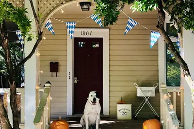 Queen Anne Farmhouse - Upper Unit