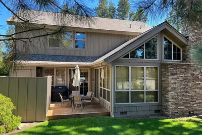 Image de Fremont Crossing home steps to Village and Sharc. Sharc Passes, New Hot Tub