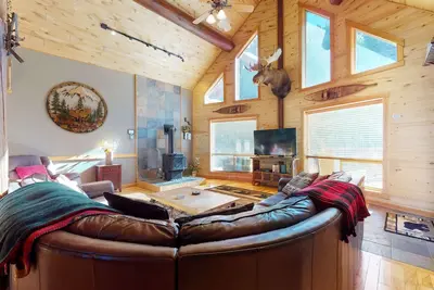Image de Gorgeous riverfront home with private hot tub/deck/free WiFi/full kitchen